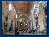 interieur van de S. Giovanni met grote apostelbeelden�